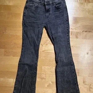 Mörkgrå bootcut jeans från Gina Tricot