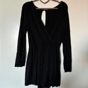 Svart byxdress