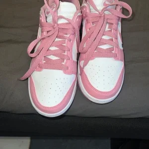 Nike Dunk Low rosa och vita sneakers
