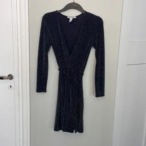 Glitter omlott klänning från nelly