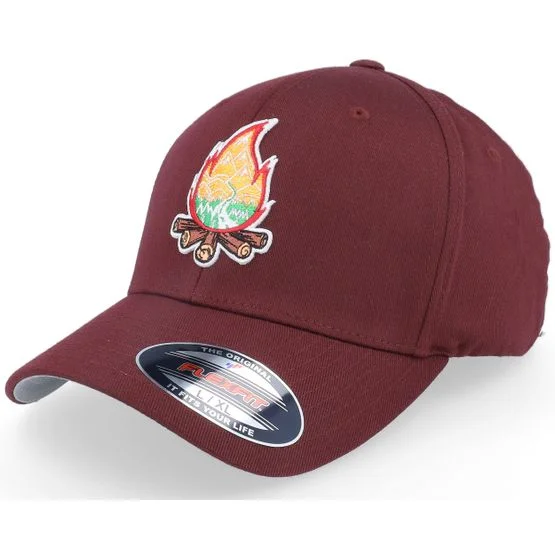 Wild Spirit - Rood flexfit Cap - Mountain Camp Fire Maroon Stretch Fit @ Hatstore