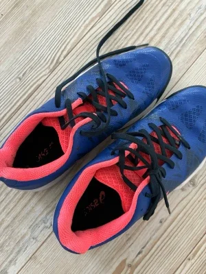 Asics inneskor. Perfekt till olika inomhussporter