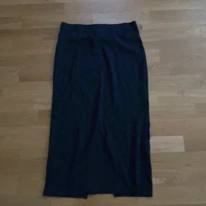 Svart midikjol med slits från 157