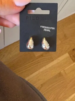 Pilgrim örhängen med sötvattenspärlor