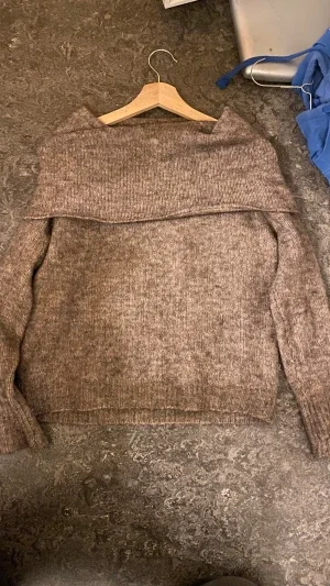 Brun offshoulder stickad tröja ONLY