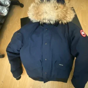 Mörkblå dunjacka från Canada Goose med äkta pälskrage