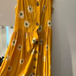 Gul blommig klänning med knappar från Mavi
