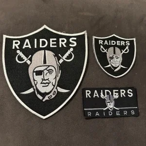 Raiders tygmärke svart och silver