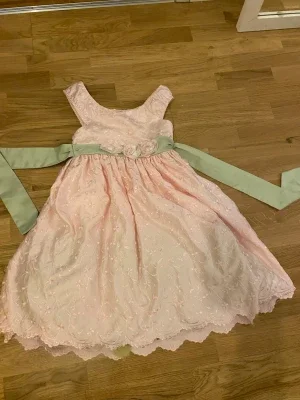 Ljusrosa blommig klänning med rosett