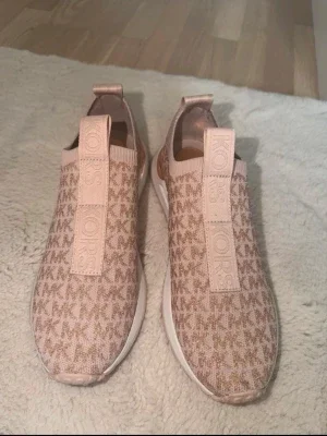 Rosa slip-on sneakers från Michael Kors