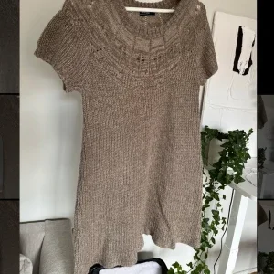 Beige stickad klänning