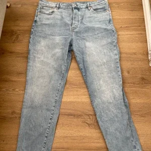 Ljusblåa jeans, mom jeans high waist