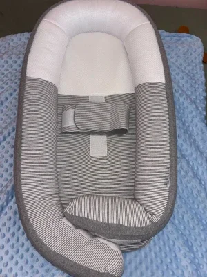 Grå och vit randig Babynest