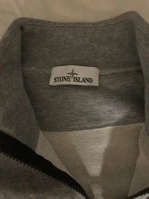 Grå ziptröja från Stone Island