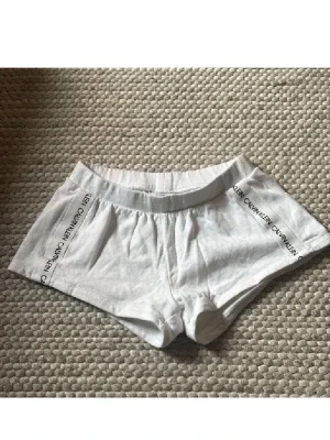 Vita trosor från Calvin Klein