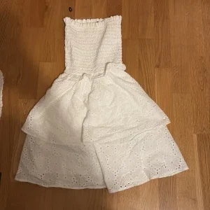 Vit axelbandslös sommarklänning