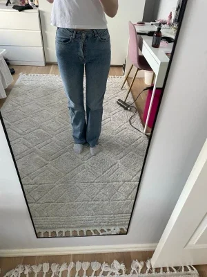Ljusblå raka jeans med hög midja