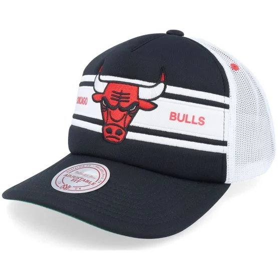 Mitchell & Ness - NBA Zwart trucker Cap - Chicago Bulls Sideline Black/White A-frame Trucker @ Hatstore