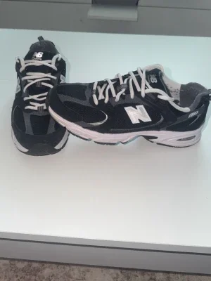 Svarta New Balance 530