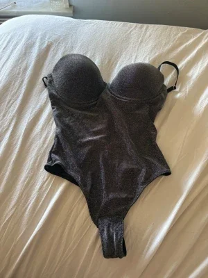 Glittrig svart body från intimissmi