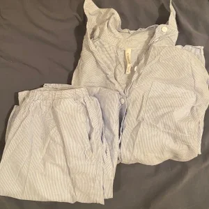 Vit och blå randig pyjamas