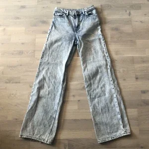 Jeans med vida ben