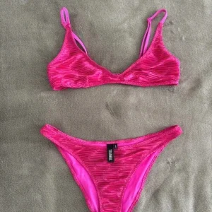 Rosa bikini från Triangl, strl M