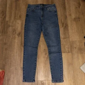 Blå skinny jeans från Pieces