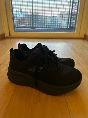 Svarta Skechers sneakers