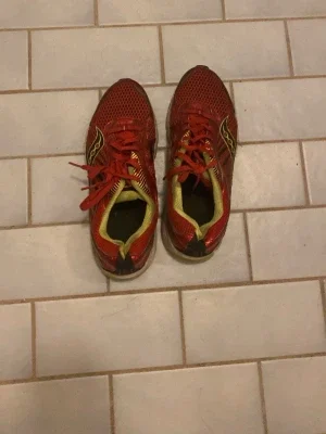 Röda Saucony sneakers mesh