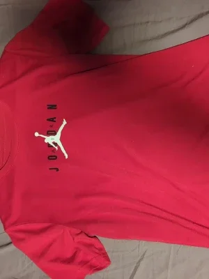 Röd Jordan t-shirt med logga