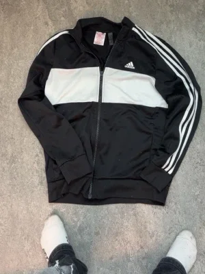Svart och vit Adidas träningsjacka