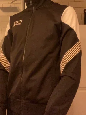 Svart och vit EA7 hoodie med dragkedja