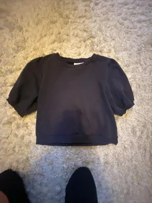 Marinblå topp med puffärm Gina Tricot