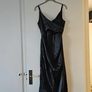 Svart långklänning i polyester