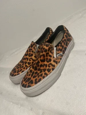 Vans slip-on leopardmönstrade sneakers