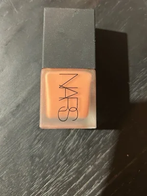 NARS flytande basprodukt persika