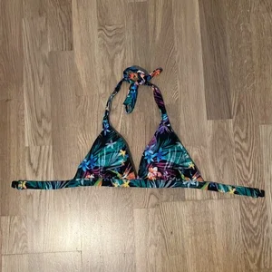 Blommig bikinitopp