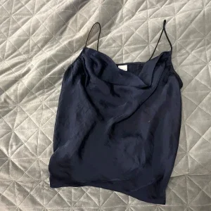 Blått satin linne