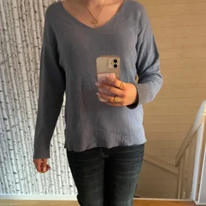 Blå stickad tröja med v-ringning