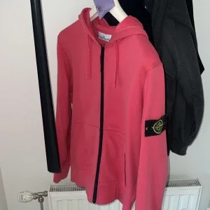 Rosa hoodie från Stone Island