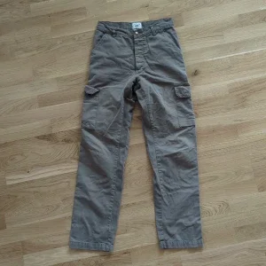 Grå cargobyxor från Rocky, medium