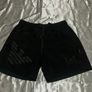 Svarta EA7 Emporio Armani shorts
