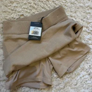 Beige kjol med inbyggda shorts aim’n