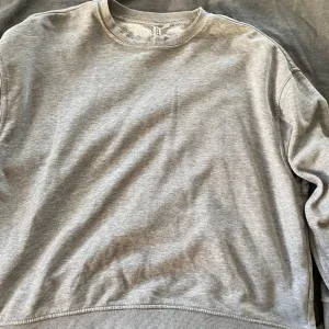 Grå sweatshirt från H&M