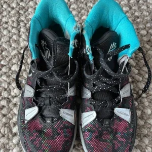 Nike Kyrie basket sneakers svart/turkos
