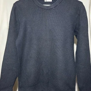 Blå stickad tröja