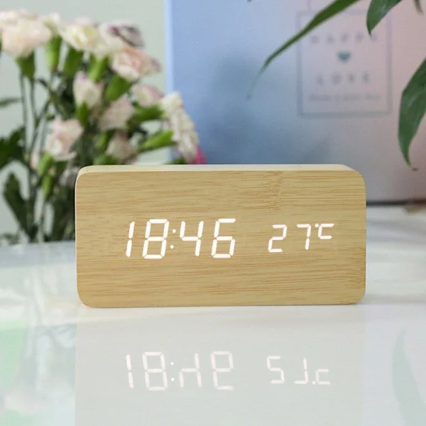 Digital vekkerklokke i tre med trådløs lading, 0-100 % justerbar lysstyrke og alarmvolum, ukedag/helg-modus, dobbel alarm, slumrefunksjon, 12/24H