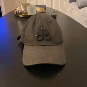 Svart keps från Moose Knuckles