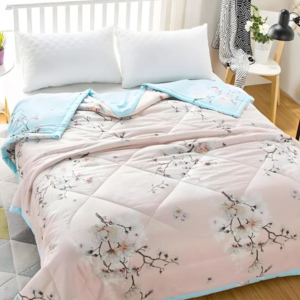Luumunkukkateemainen sängynpeite 200 x 220 cm, Mikrokuidusta tikattu päiväpeitto, Pehmeät käännettävät sängynpeitteet, Tuplapeitto, Kesäpeitto